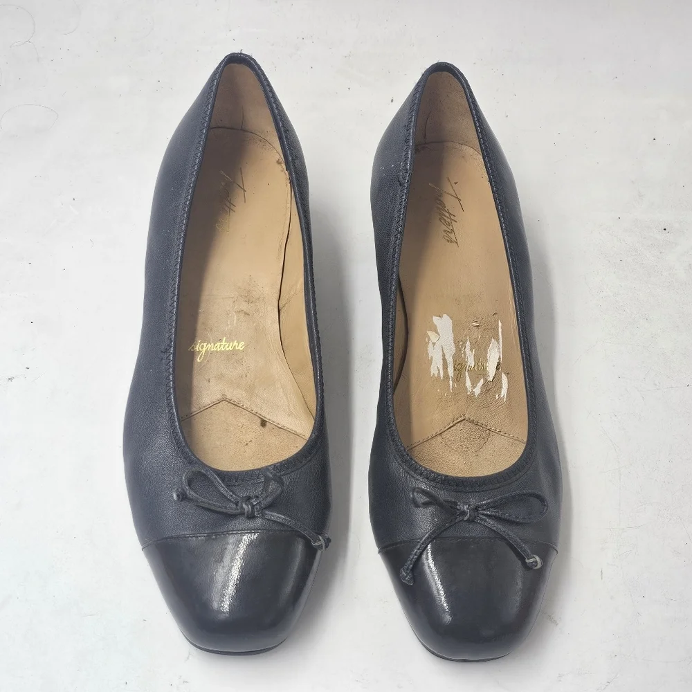 Trotters Lilly Navy Leather Cap Toe Wedge Heel Pumps Bow Womens 11W Size Comfort